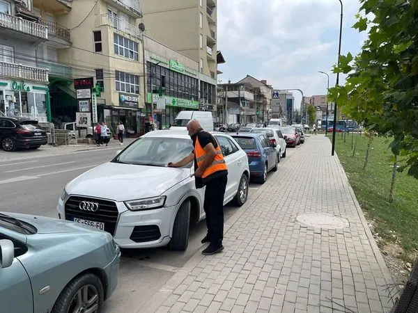 Punëtorët e inkasimit gjatë një dite pune në parkingun anësorë të rrugës "Ramadan Rexhepi".