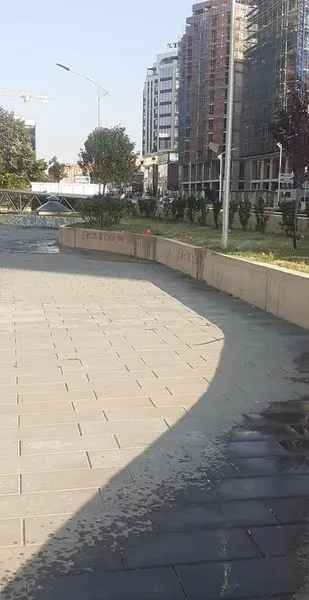 Ujitja me sistemin automatik në orët e hershme të mëngjesit, në pjesët e hapësirave të gjelbërta në sheshin "Ramadan Rexhepi".