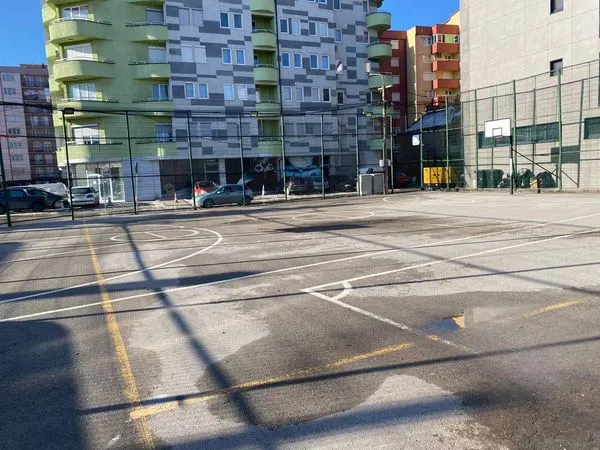 🏫 Kopshti i Fëmijëve "ENGJUJT", dhe fusha sportive përskaj tij.