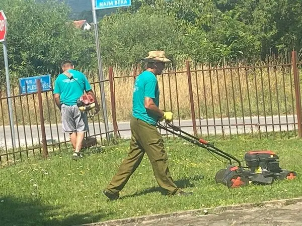 🌿Mirëmbajtja e gjelbërimit dhe hapësirave publike është prioritet për ne! 🌳✨