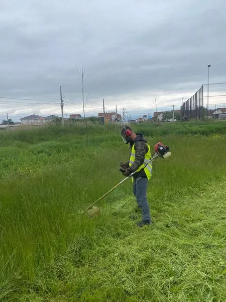 Mirëmbajtja e hapësirave të gjelbërta nga👷🏻‍♂️punonjësit e NPL "Ambienti" në fshatin Koshare.