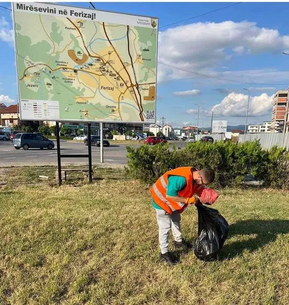 Largimi i mbeturinave, mirëmbajtja e hapësirës së gjelbërt në parkun tek Lapidari "Driton Islami".