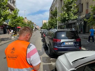 Një ditë pune e pa lodhshme nga punëtorë e inkasimit në parkingun e rrugës "Dëshmorët e Kombit".  🚗