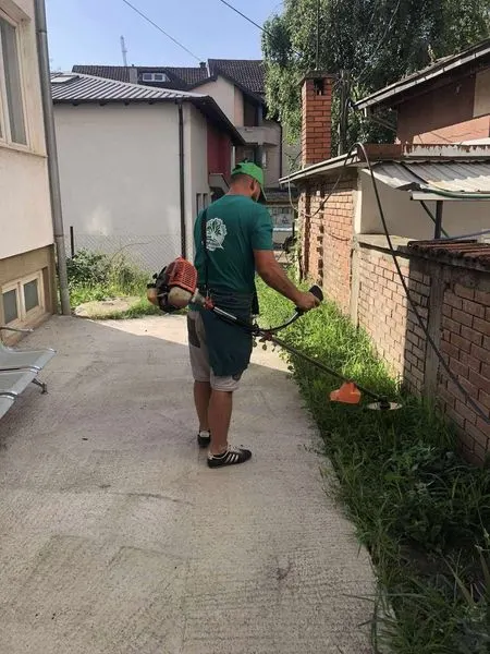 Mirëmbajtja e hapësirës së gjelbërt,kositja dhe pastrimi i barit te Qendra e Punësimit. 🍀