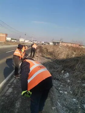 🦺Punonjësit e NPL "Ambienti" janë kujdesur për lirimin e trotuarit nga barishtet dhe mbetjeve tjera në rrugën"Enver Topalli ".