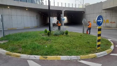 Mirëmbajtja,kositja e barit dhe pastrimi  tek rrethrrotullimi i nënkalimit në rrugë "Ahmet Kaçiku". 🍀