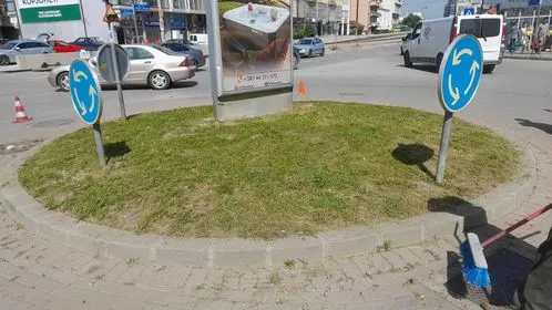 Mirëmbajtja,kositja e barit dhe pastrimi  tek rrethrrotullimi në rrugë "Rexhep Bislimi" (afër hekurudhës). 🍀