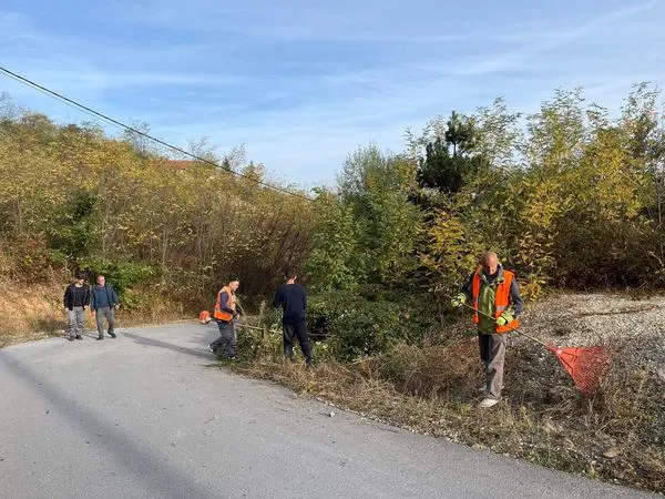 👷🏻‍♂️NPL "Ambienti", ka ndërmarr aksion në pastrimin dhe lirimin e rrugës, e cila dërgon tek Instituti i Shëndetësisë Publike në Ferizaj.