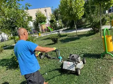 Mirëmbajtja e hapësirës së gjelbërt,kositja dhe pastrimi i barit tek parku dhe rrethrrotullimi në rrugën "Uran Tinova",dhe në pjesët tjera të gjelbërta.🍀