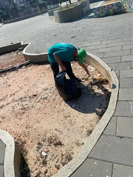 Mirëmbajtja e hapësirës së gjelbërt,pastrimi i mbeturinave tek mbikalimi në sheshin "Ramadan Rexhepi".