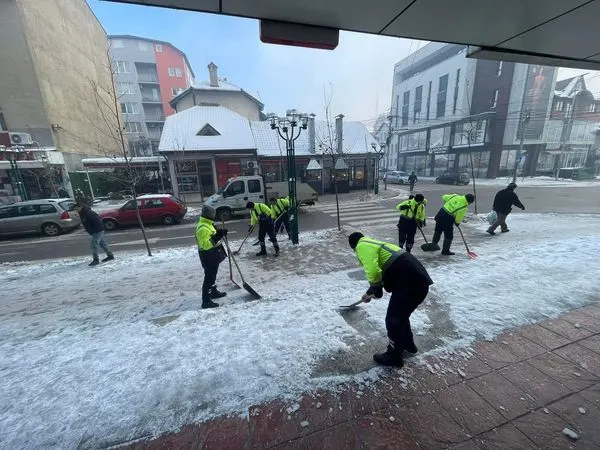Pastrimi i trotuareve nga punëtorët e NPL"Ambienti"Ferizaj.