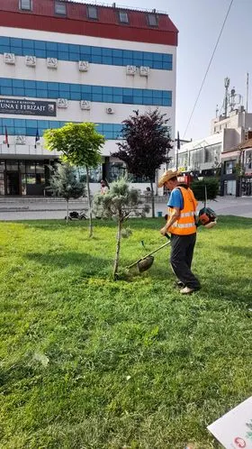 Mirëmbajtja e hapësirës së gjelbërt , kositja dhe pastrimi i barit tek sheshi "Adem Jashari". 🍀