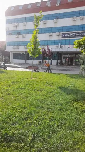 Mirëmbajtja e hapësirës së gjelbërt , kositja dhe pastrimi i barit tek sheshi "Adem Jashari". 🍀