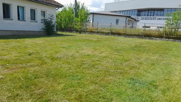 Kositja dhe pastrimi i barit ,mirëmbajtja e hapësirave të gjelbërta tek "Qendra e Mjekësisë Familjare" në fshatin Greme. 🍀