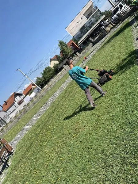 "Qendra e Mjekësisë Familjare", Obelisku "Maja e Lirisë" dhe në oborrin e Kopshtit të Fëmijëve 🛝🎠në fshatin Greme