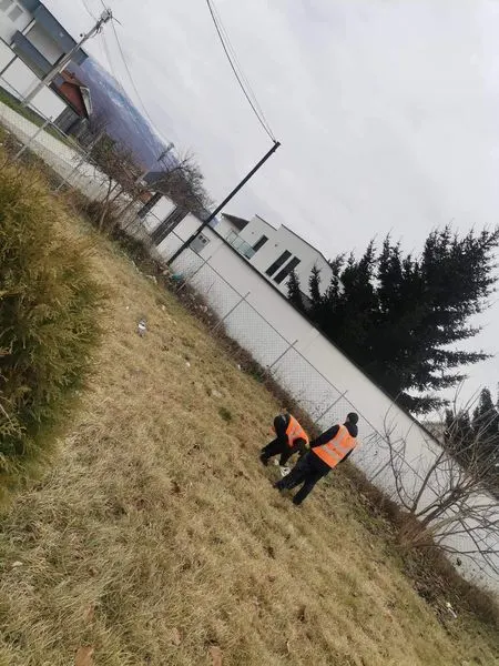 Mirëmbajtja e hapësirës dhe pastrimi i mbeturinave në oborrin tek 🏥 Qendra Mjekësisë Familjare në Varosh👩‍⚕️