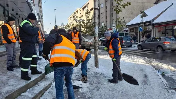 🦺Punonjësit e NPL "Ambienti" kanë marr aksion për lirimin e trotuarit nëpër pjesë të ndryshme të qytetit të Ferizajt.