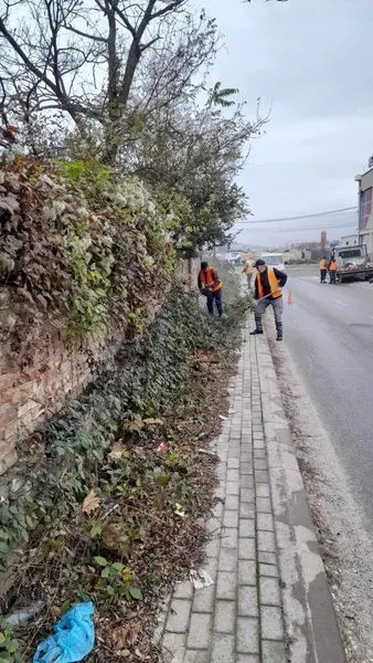 🦺Punonjësit e NPL "Ambienti" kanë marr aksion për lirimin e trotuarit nga barishtet dhe mbetjeve tjera në Rrugën "Sali Ceku".