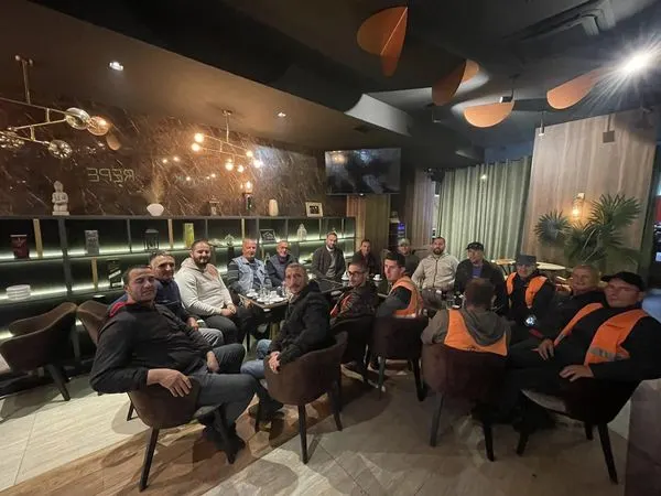 Kryeshefi Ekzekutiv i NPL "Ambienti" së bashku me punonjësit e Sektorit të Hapësirave Gjelbëruese.