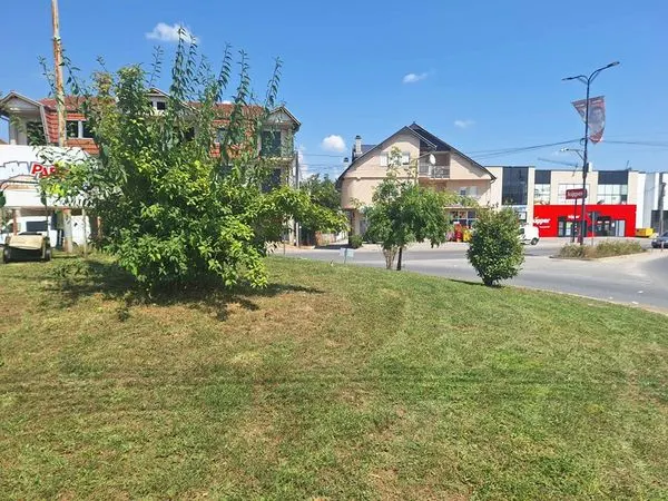 Mirëmbajtja e hapësirës së gjelbërt, kositja e barit tek rrethrrotullimi afër (FSK-së), në rrugën  "Brahim Ademi".
