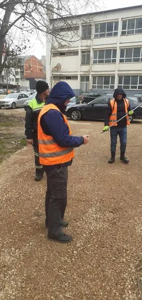 Mirëmbajtja e hapësirës dhe pastrimi i mbeturinave në oborrin e shkollës "Elena Gjika","Shaban Hashani"si dhe në oborrin e banesave kolektive në rrugën "Vëllezërit Gërvalla"🏙