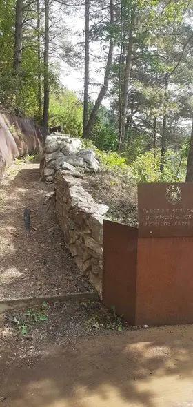 Punonjësit e NPL "Ambienti" 👷🏻‍♂️🦺 ishin të angazhuar në 🧹mirëmbajtjen 🧤e pikës 1, me një kujdes dhe respekt. Së bashku mund të gjejmë mënyra të reja dhe kreative për të ruajtur dhe promovuar këtë vend të rëndësishëm.
