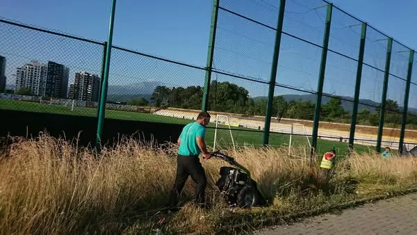 ⚽ Mirëmbajtje dhe kositje e barit në Stadiumin e Qytetit – Ferizaj ⚽🌱