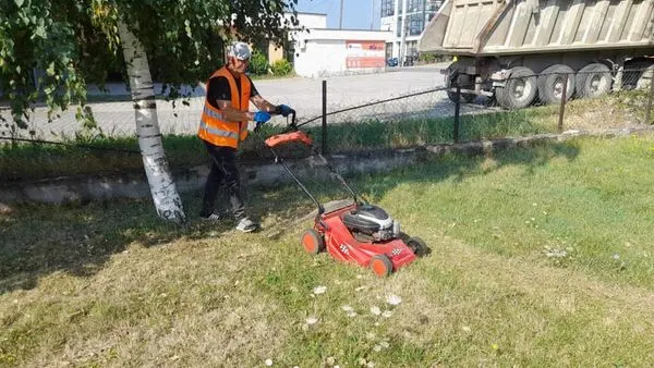 Në vazhdën e aktiviteteve për mirëmbajtjen e secilës hapësirë të gjelbërt 🍀 publike, sot vazhduam punën dhe angazhimin tonë në lapidarin "Driton Islami" dhe pjesën tek Rrethi i Shqiponjës.
