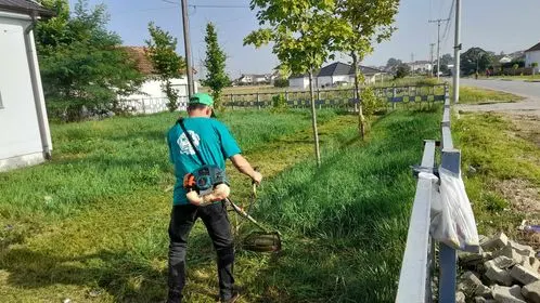Mirëmbajtja e hapësirave të gjelbërta , kositja dhe pastrimi i barit tek "Zyra e Gjendjes Civile"në Fshatin e Vjetër . 🍀