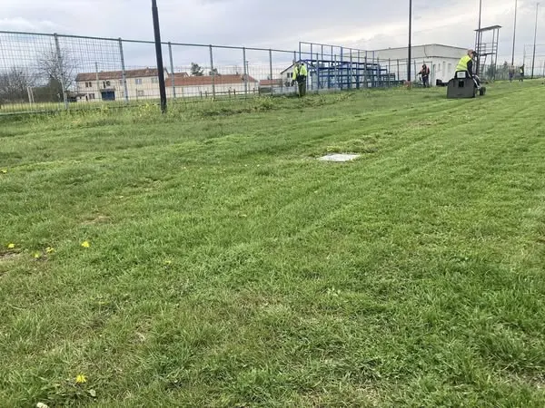 Sot u kosit bari dhe u pastrua hapësira në fushën e sportit në fshatin Tërrn!