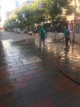 Në orët e hershme të mëngjesit punëtorët e hapësirave të gjelbërta janë kujdesur për pastrimin e mbeturinave dhe larjen me ujë të sheshit"Dëshmorët e Kombit".