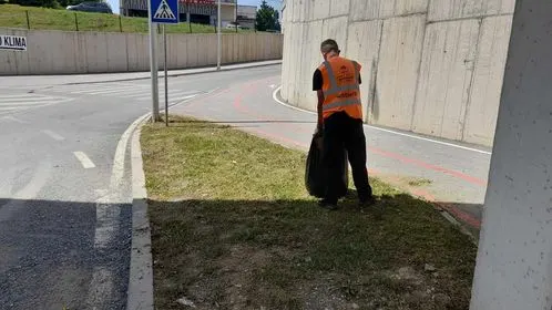 Kositja dhe pastrimi i hapësirave të gjelbërta  në rrethrrotullim dhe pjesët tjera të gjelbërta tek nënkalimi  në rrugën  "Bajram dhe Gursel Sylejmani". 🍀
