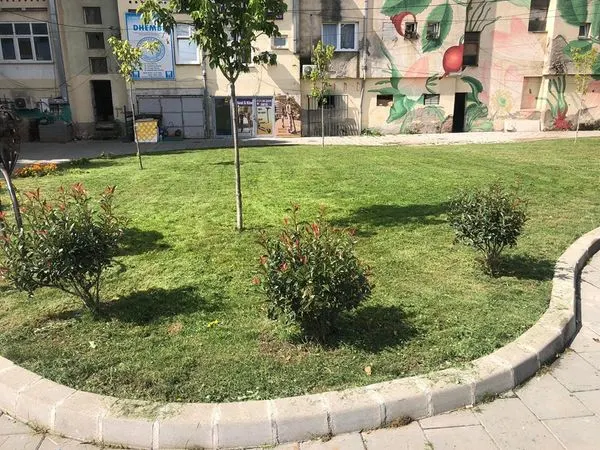 Mirëmbajtja e hapësirës së gjelbërt,kositja dhe pastrimi i barit,mbledhja e mbeturinave tek sheshi "Ramadan Rexhepi".