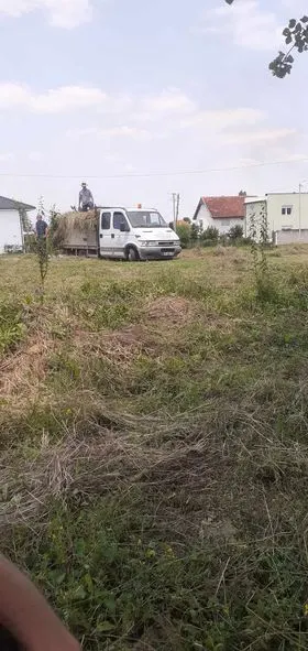 Kositja e barit dhe pastrimi i hapësirës së gjelbërt tek fusha e sportit në fshatin Lloshkobare. 🍀