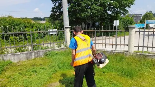 Kositja e barit dhe pastrimi i hapësirës së gjelbërt tek Qendra e Mjekësisë Familjare në fshatin Komogllavë.