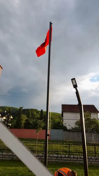 Pastrimi dhe vendosja e flamujve të rinjë te Lapidari "Sejdi Sejdiu". 🇦🇱