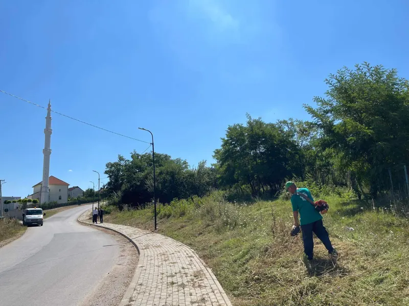 Kositja dhe pastrimi i barit, në hapësirën e gjelbërt para Xhamisë dhe vorrezave në fshatin Rahovicë.