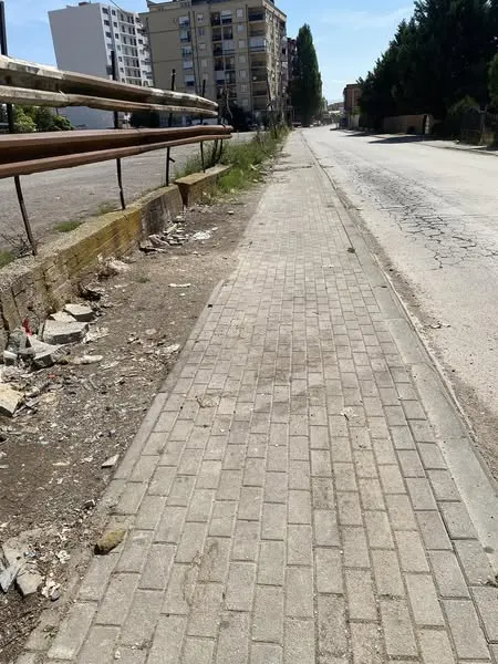 🧹🌿 Punëtorët tanë të përkushtuar kanë hequr mbeturinat 🚮 dhe kanë pastruar trotuaret 🚶‍♂️🚶‍♀️ tek Tregu i Gjelbër🌳.