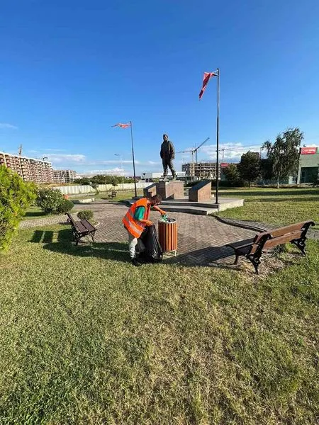 Largimi i mbeturinave, mirëmbajtja e hapësirës së gjelbërt në parkun tek Lapidari "Driton Islami".