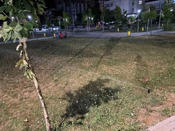 Ujitja me sistemin automatik në orët e mbrëmjes tek rrethrrotullimi dhe pjesët tjera të hapësirave të gjelbërta në  rrugën"Uran Tinova". 🍀💦
