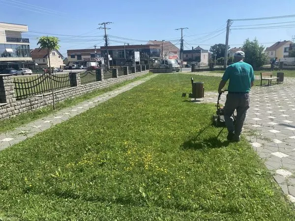 Obelisku "Maja e Lirisë" si dhe tek Qendra e Mjekësisë Familjare🏥, në fshatin Greme.