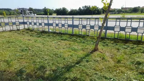 Mirëmbajtja e hapësirave të gjelbërta , kositja dhe pastrimi i barit tek "Zyra e Gjendjes Civile"në Fshatin e Vjetër . 🍀