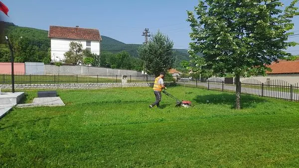 Kositja e barit ,pastrimi i hapësirave të gjelbërta tek Lapidari "Sejdi Sejdiu". 🍀