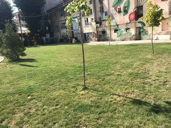 Mirëmbajtja e hapësirës së gjelbërt,kositja dhe pastrimi i barit,mbledhja e mbeturinave tek sheshi "Ramadan Rexhepi".