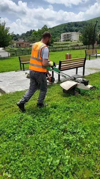 Kositja e barit dhe mirëmbajtja e hapësirës gjelbëruese tek Lapidari "Sejdi Sejdiu" në fshatin Nerodime . 🍀