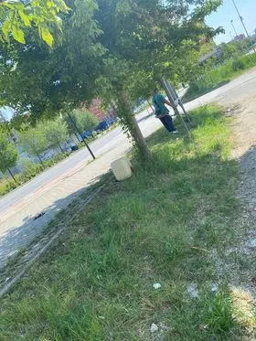 Kositja dhe pastrimi i hapësirës gjelbëruese në rr. "Brahim Ademi". 🍀