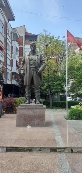 Vendosja e flamujve të ri tek Lapidari "Kemajl R. Hetemi". 🇦🇱