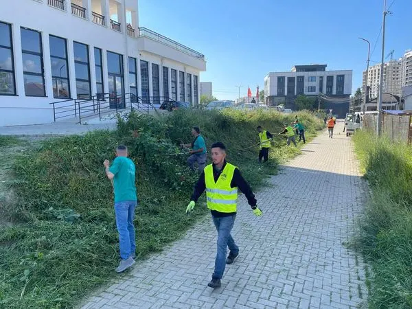 Gjimnazi“Kuvendi i Arbërit”, dhe Shkollën Profesionale “Zenel Hajdini”.