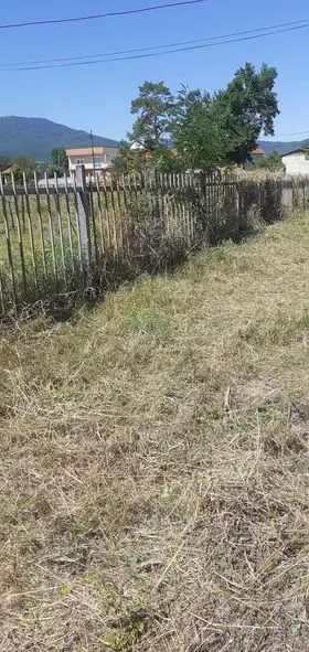 Kositja dhe pastrimi i barit,mirëmbajtja e hapësirës së gjelbërt, tek "Zyra e Gjendjes Civile " në fshatin Zaskok. 🍀