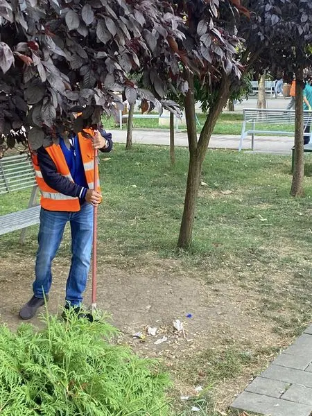 Të dashur qytetarë ju urojmë ditë të mbarë sot, me këto pamje të pastrimit të Bulevardit "Dëshmorët e Kombit".